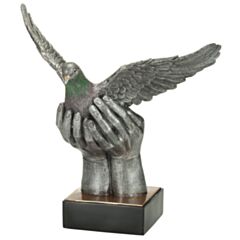 Pigeon ailes ouvertes